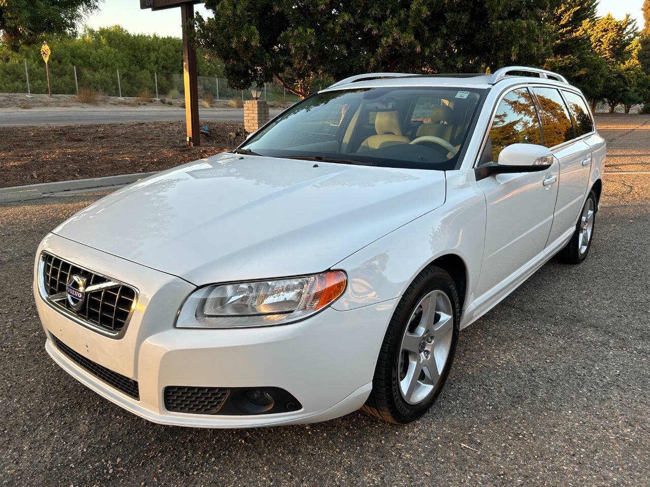 Used 2010 Volvo V70 FWD image 2