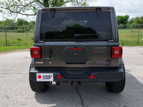 Used 2018 Jeep Wrangler Unlimited Sahara AWD/4WD image 4