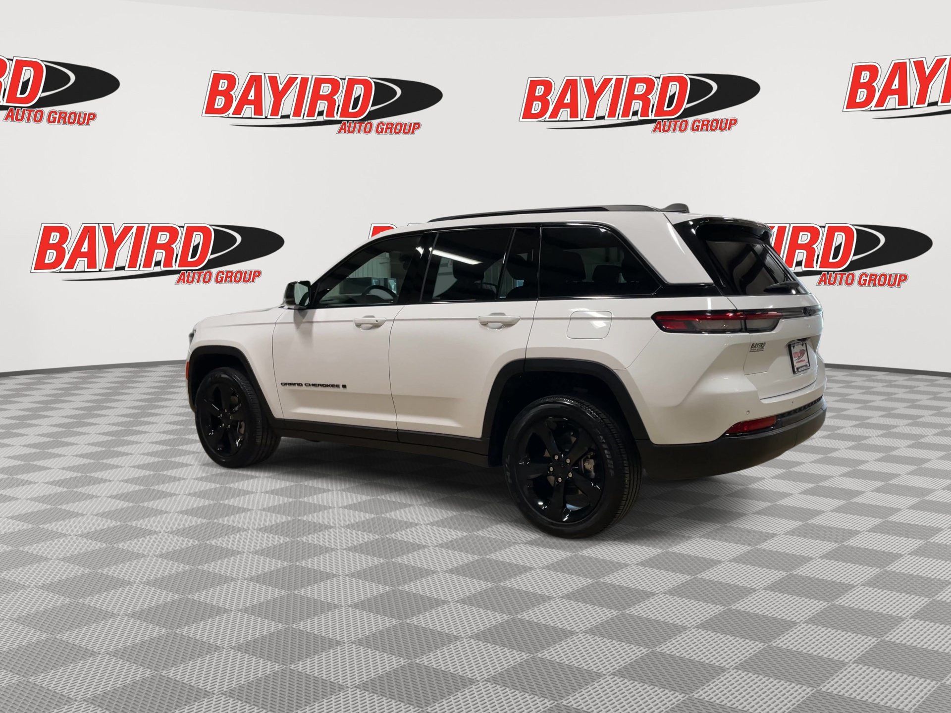 Used 2023 Jeep Grand Cherokee Altitude RWD image 6