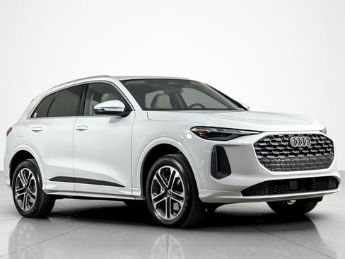 Used 2025 Audi Q5 Premium w/ Convenience Package image 7