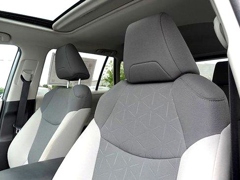 Certified 2021 Toyota RAV4 XLE w/ Convenience Package AWD/4WD image 10
