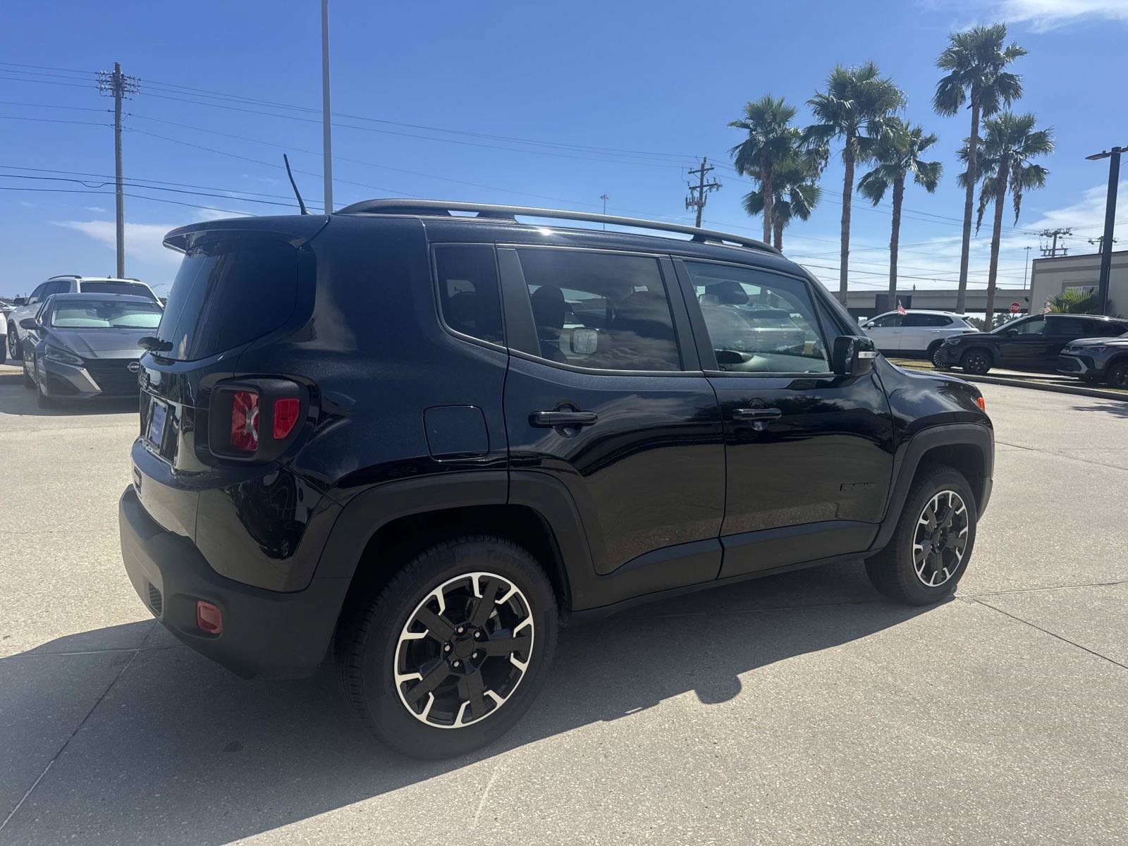 Used 2023 Jeep Renegade Latitude AWD/4WD image 5