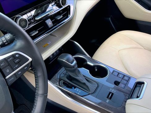 Used 2024 Toyota Highlander Limited image 16