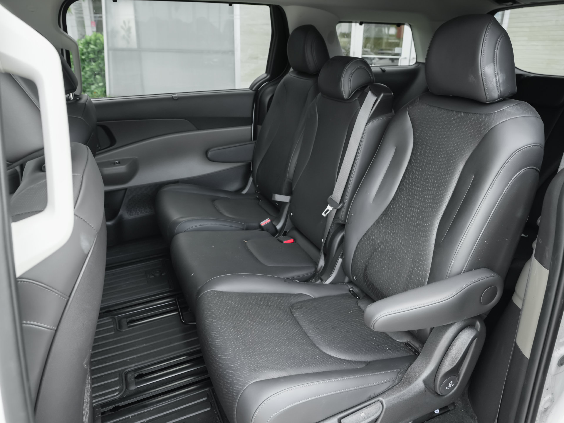 Used 2026 Kia Carnival EX FWD image 5