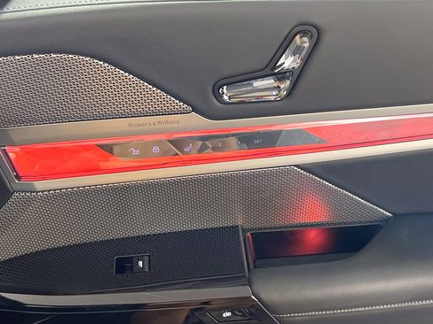 Used 2024 BMW 740i image 32