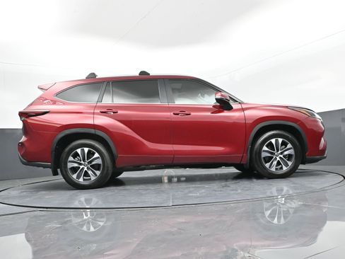 Certified 2024 Toyota Highlander XLE image 39
