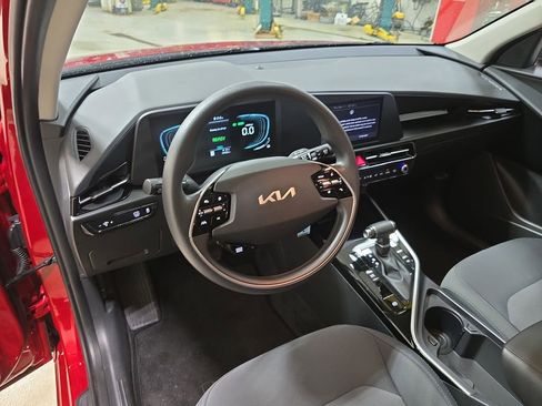 Used 2024 Kia Niro LX image 17