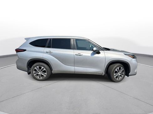 Used 2024 Toyota Highlander XLE AWD/4WD image 5