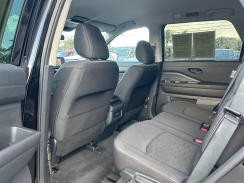 Used 2025 Nissan Pathfinder SV FWD image 35