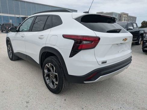 Used 2025 Chevrolet Trax LT FWD image 5