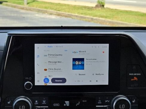 Used 2023 Toyota Highlander XLE FWD image 14