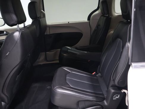 Certified 2024 Chrysler Pacifica Touring-L image 19