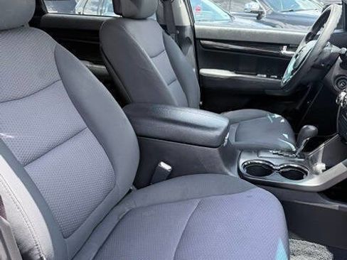 Used 2012 Kia Sorento LX w/ Convenience Pkg FWD image 14