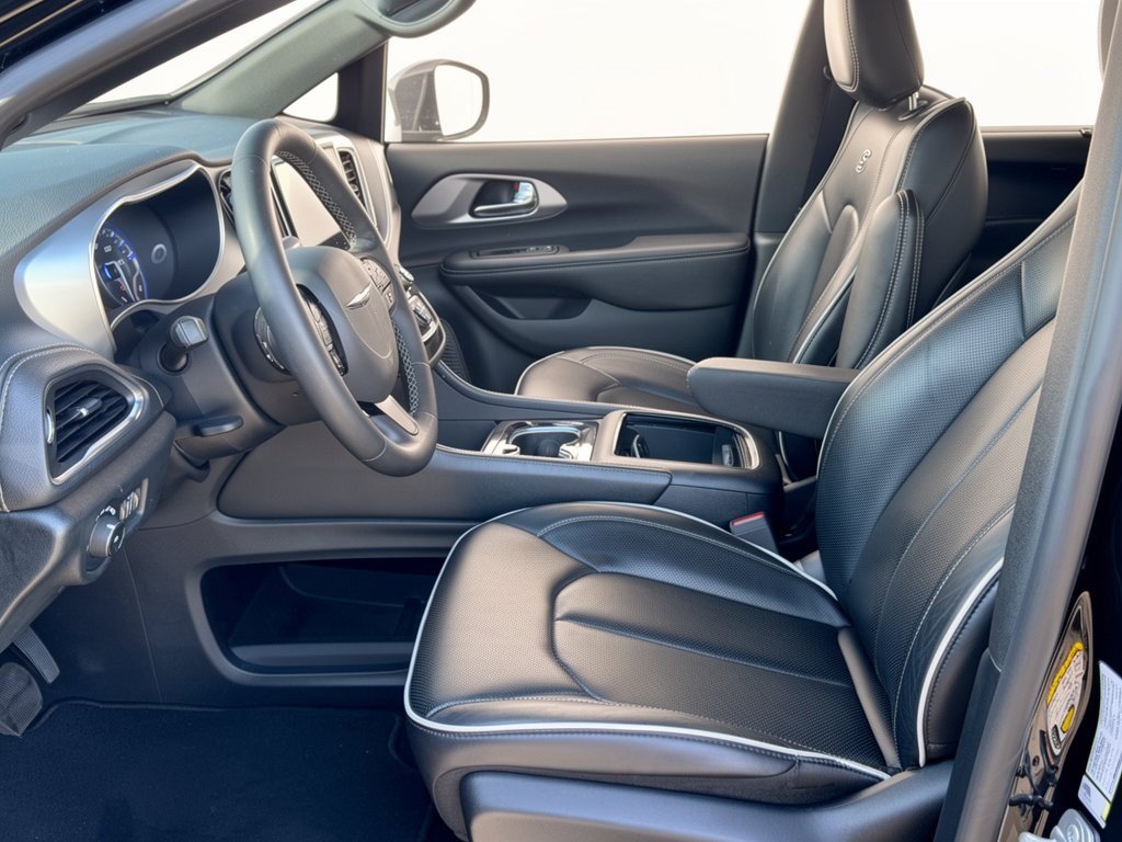 Used 2025 Chrysler Pacifica Limited FWD image 5