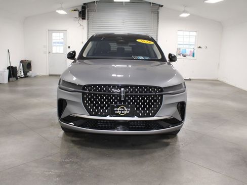 Used 2024 Lincoln Nautilus Reserve image 3