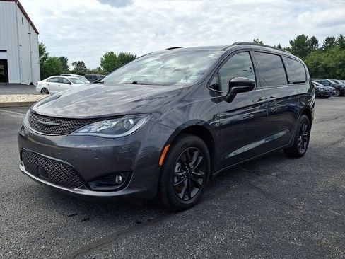 Used 2020 Chrysler Pacifica Touring-L w/ Advanced Safetytec Group AWD/4WD image 3