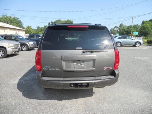 Used 2011 GMC Yukon XL SLT w/ SLT-2 Equipment Package AWD/4WD image 34
