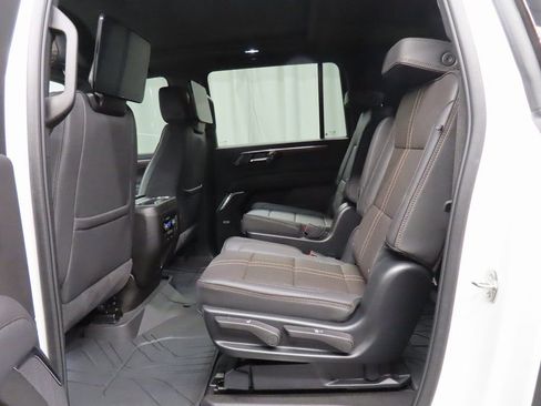 Used 2025 Chevrolet Suburban High Country image 10