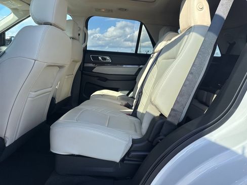 Used 2017 Ford Explorer Platinum image 11