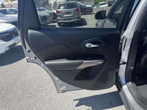 Used 2019 Jeep Cherokee Limited AWD/4WD image 11
