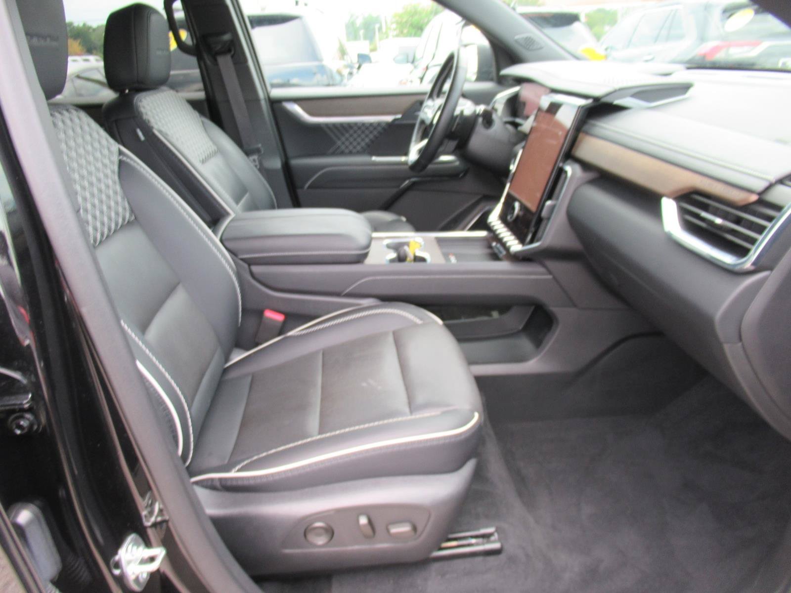 Used 2025 GMC Acadia Denali FWD image 10