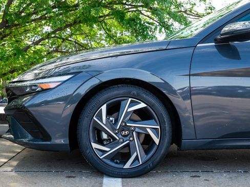 Certified 2025 Hyundai Elantra Limited FWD image 29