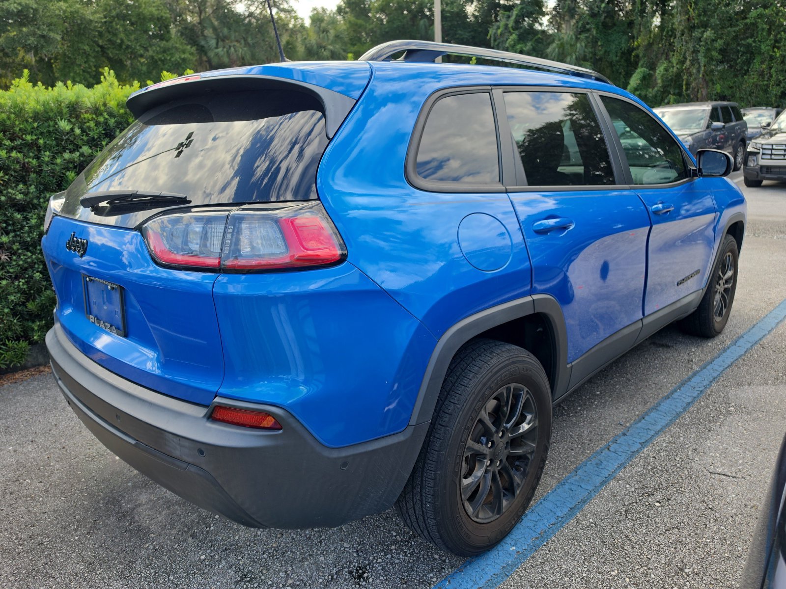 Used 2023 Jeep Cherokee Altitude Lux AWD/4WD image 3