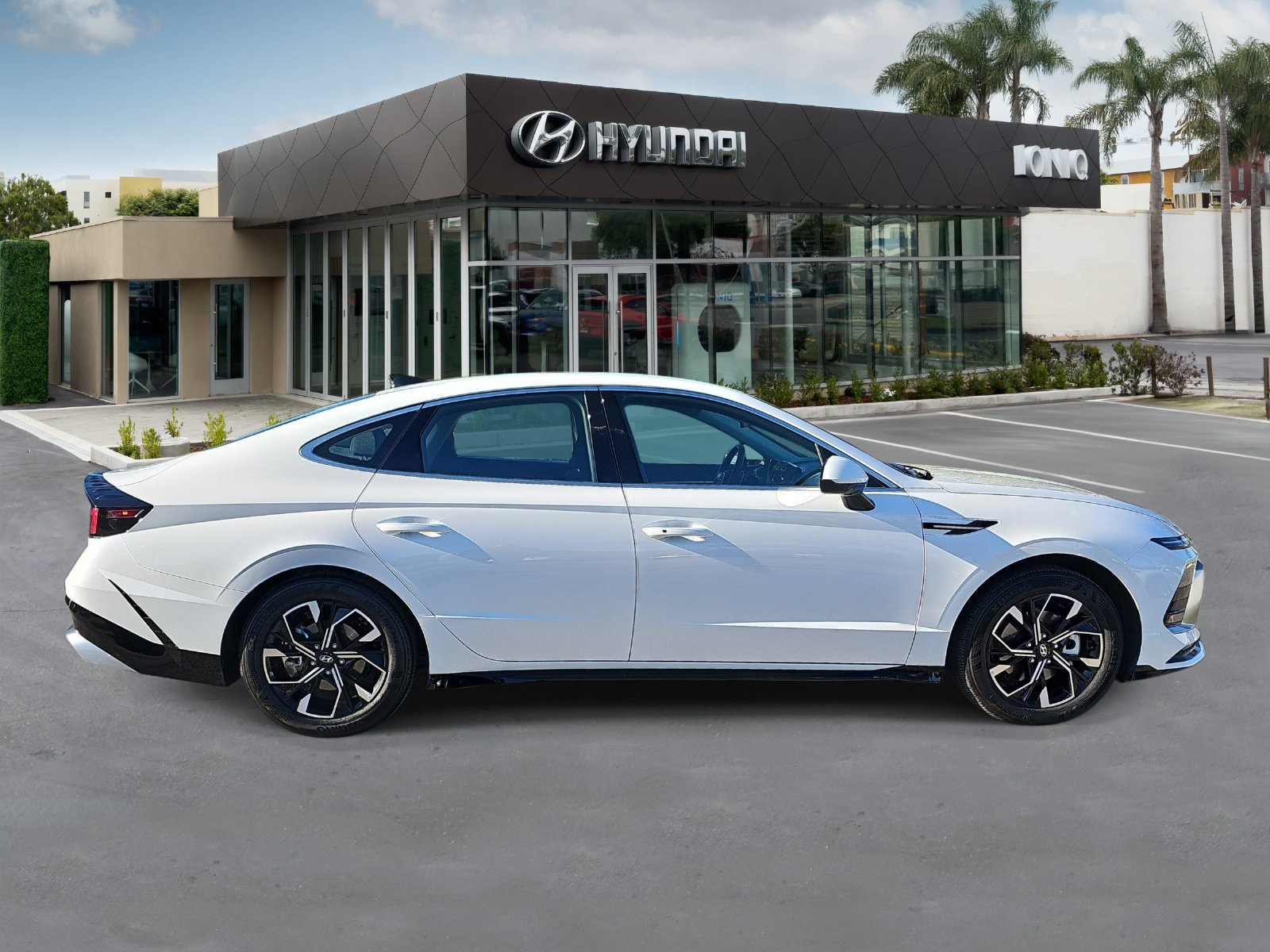 Used 2025 Hyundai Sonata SEL FWD image 2
