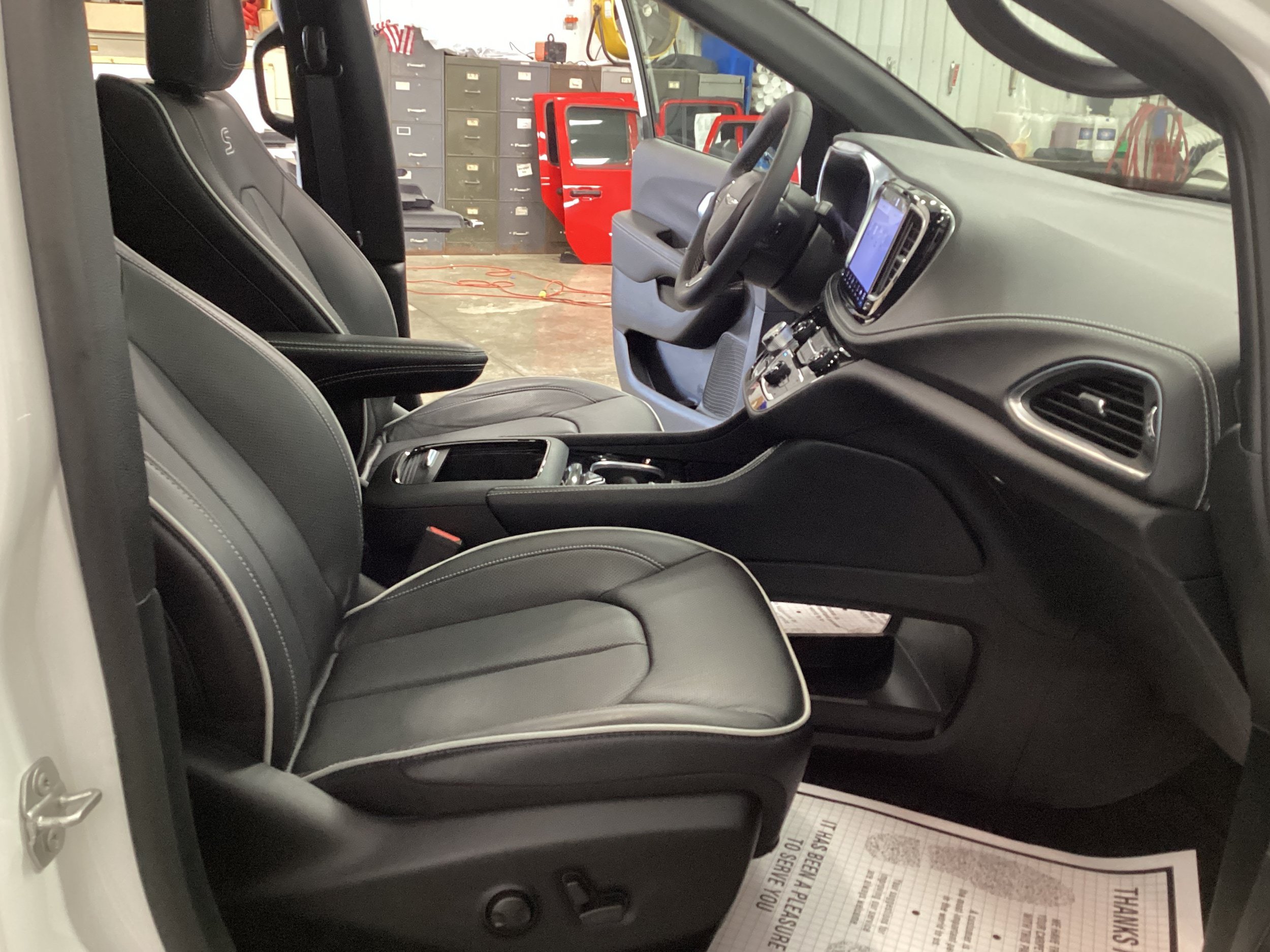 Used 2025 Chrysler Pacifica Limited FWD image 38