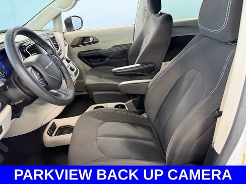 Used 2023 Chrysler Voyager LX FWD image 5