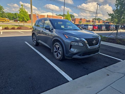 Used 2021 Nissan Rogue SV w/ Premium Package FWD image 3