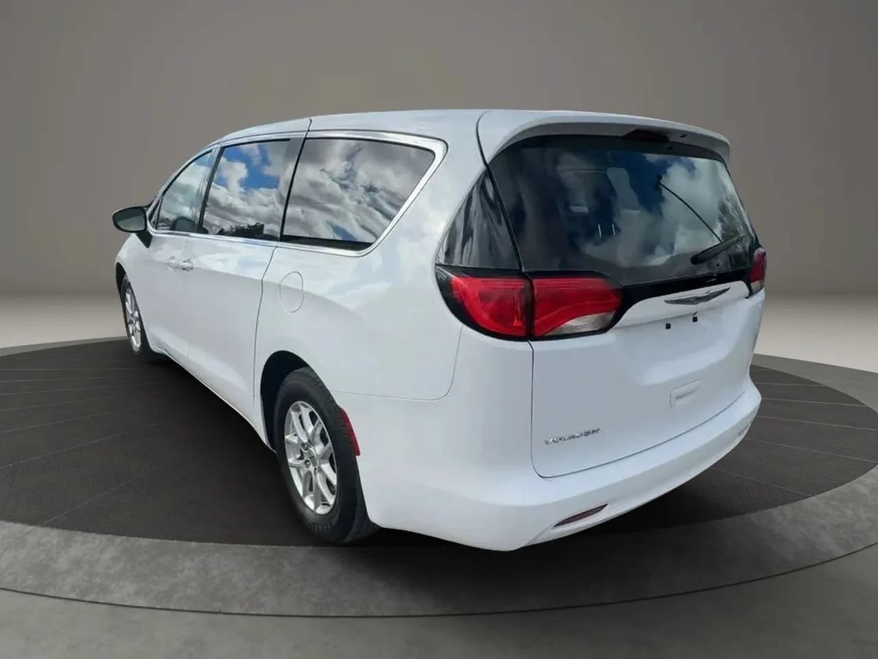 Used 2022 Chrysler Voyager LX FWD image 3