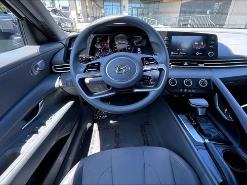 Certified 2023 Hyundai Elantra SE FWD image 7