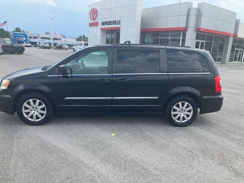Used 2013 Chrysler Town & Country Touring FWD image 4