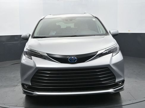 Used 2025 Toyota Sienna XLE FWD image 8