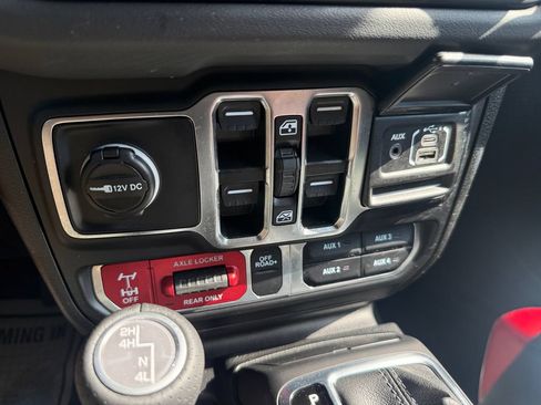 Used 2025 Jeep Gladiator Mojave w/ Safety Group AWD/4WD image 25