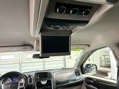 Used 2014 Chrysler Town & Country Touring FWD image 5