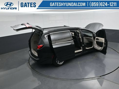 Used 2022 Chrysler Pacifica Touring-L w/ Uconnect Theater Family Group FWD image 58