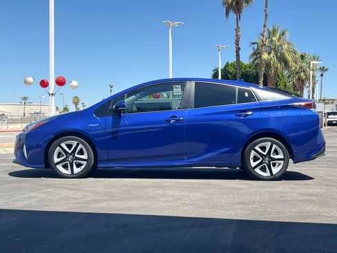Used 2016 Toyota Prius Three Touring w/ Preferred Accessory Package FWD image 6