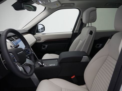 Used 2025 Land Rover Discovery Dynamic SE image 5