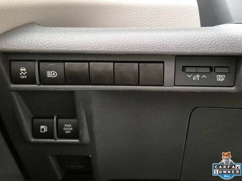 Used 2024 Toyota Sienna XLE FWD image 18
