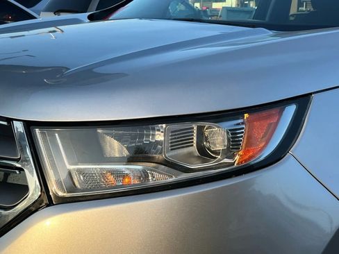 Used 2017 Ford Edge SE FWD image 6