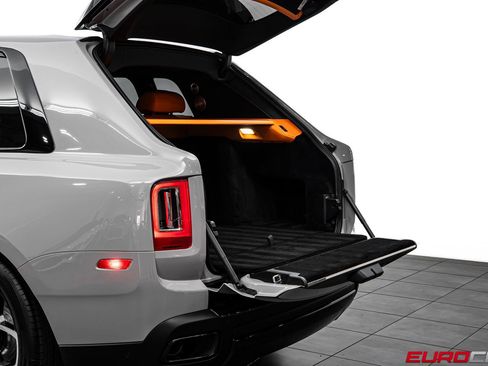 Used 2023 Rolls-Royce Cullinan Black Badge w/ Dark Exterior Package image 18