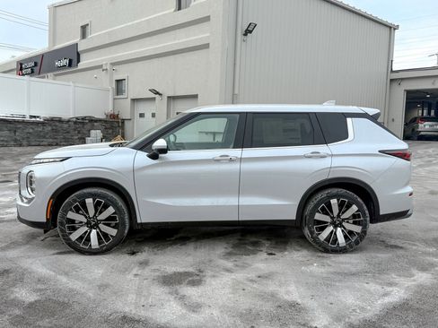 New 2025 Mitsubishi Outlander SE image 4