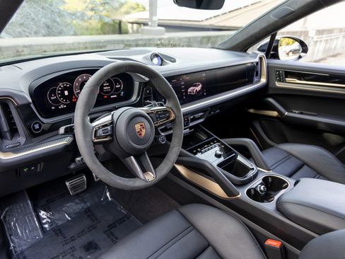 Certified 2025 Porsche Cayenne GTS image 4