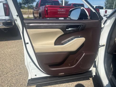 Used 2020 Toyota Highlander Limited AWD/4WD image 18