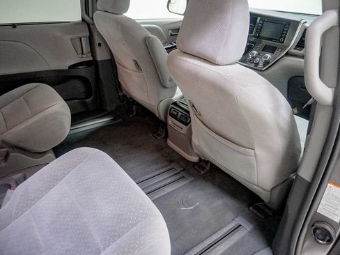 Used 2019 Toyota Sienna LE FWD image 34