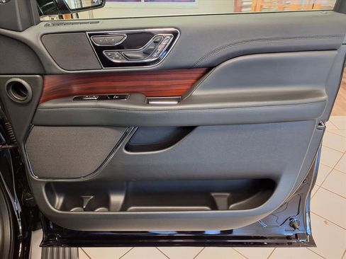Used 2023 Lincoln Navigator Reserve image 11
