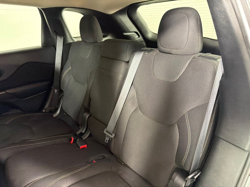 Used 2017 Jeep Cherokee Latitude FWD image 19