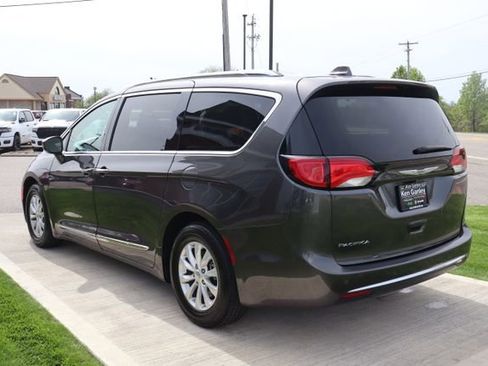 Used 2018 Chrysler Pacifica Touring-L Plus FWD image 28